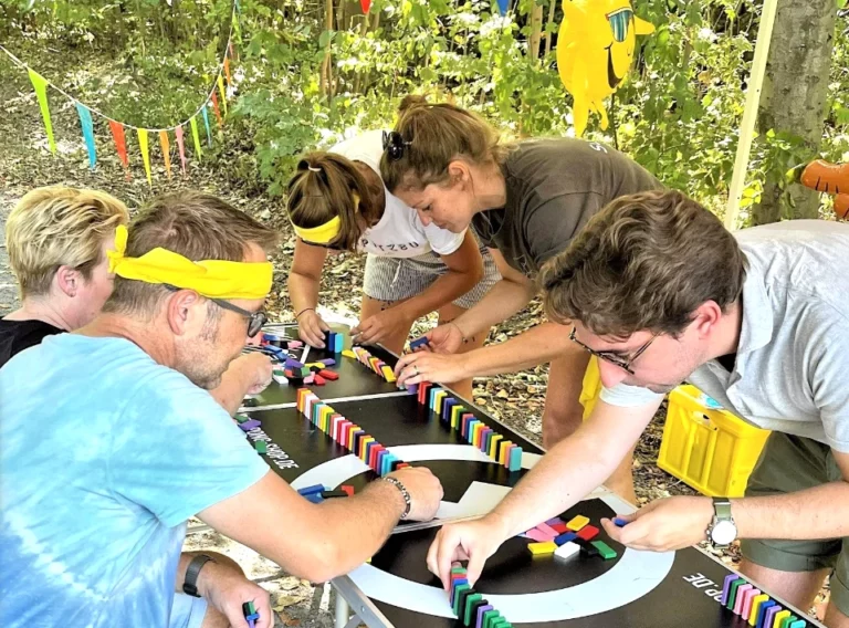 XXL Olympiade-Teambuilding-Firmenfeier Essen-Firmenfest-Sommerfest-Dominoschlange-Eventagentur