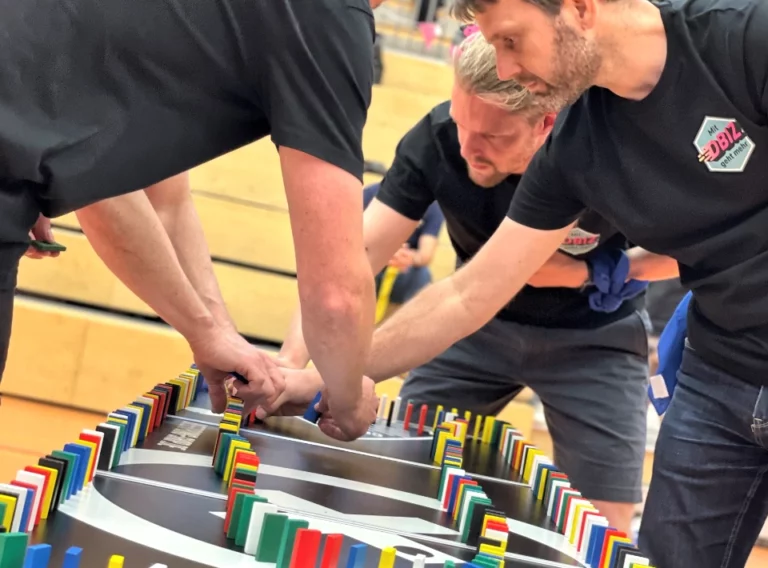 XXL Olympiade-Teambuilding-Firmenfeier Essen-Firmenfest-Sommerfest-Eventagentur-Dominoschlange Mini-Olympiade-Sommerfest