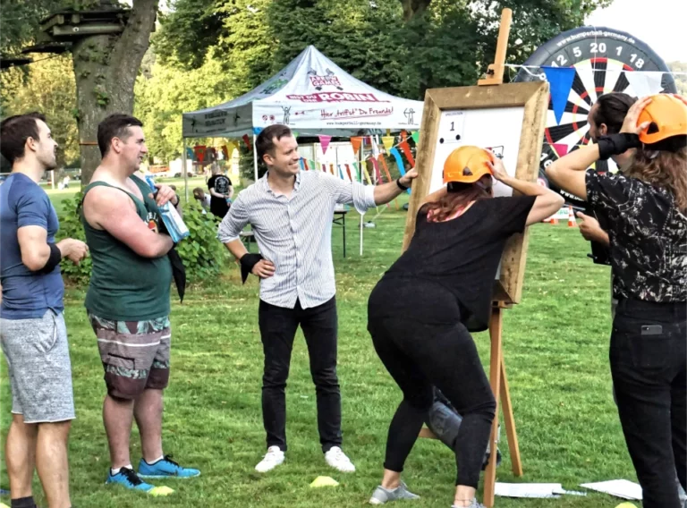 XXL Olympiade-Teambuilding-Firmenfeier Essen-Firmenfest-Sommerfest-Eventagentur-Montagsmaler XXL Olympiade-Teambuilding-Firmenfeier Essen-Firmenfest-Sommerfest-Eventagentur-Montagsmaler