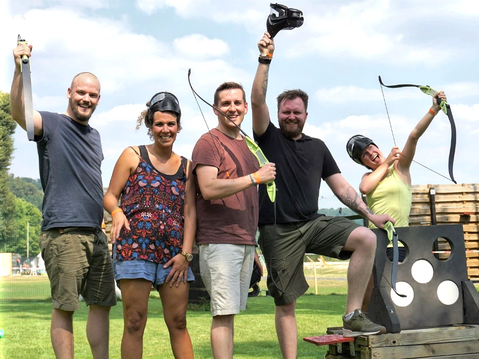 Mitarbeitende beim gemeinsamen Einschießen während eines Arrow Tag für Sommerfeste am Seaside Beach Essen