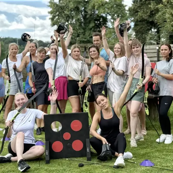 Gruppe einer Zahnarztpraxis beim Arrowtag Teamevent am Seaside Beach Baldeneysee in Essen mit Pfeil und Bogen beim Betriebsausflug und Teambuilding.