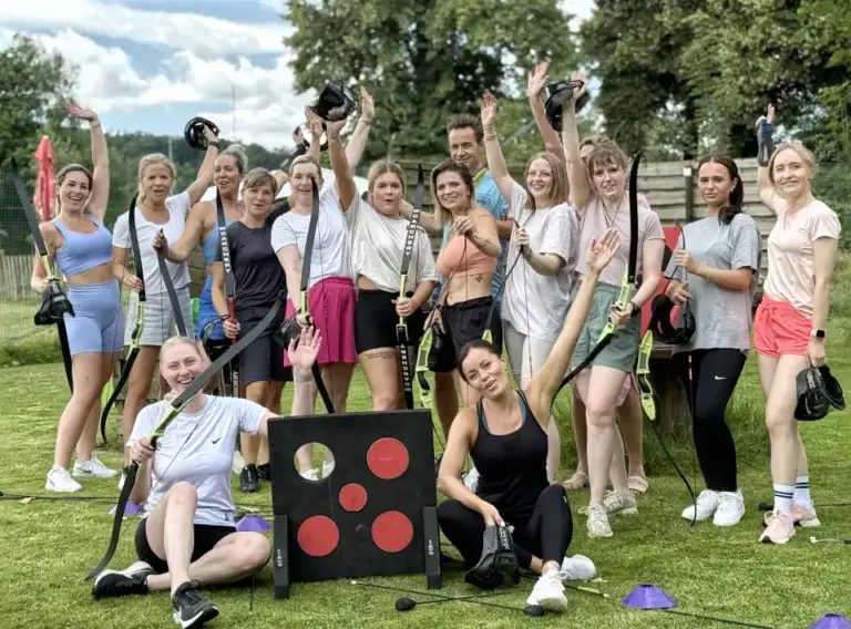 Arrowtag Betriebsausflug am Seaside Beach Baldeneysee in Essen Gruppe einer Zahnarztpraxis beim Arrowtag Teamevent am Seaside Beach Baldeneysee in Essen mit Pfeil und Bogen beim Betriebsausflug und Teambuilding.