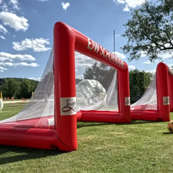 Aufblasbare Fußballtore für Events und Bubble Soccer auf einer Wiese – Eventmodul für Teamevents und Firmenveranstaltungen