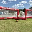 zwei aufblasbare Fußballtore in Rot, die nach den Wünschen vom EJW Schorndorf als aufblasbare Eventmodule hergestellt wurden.