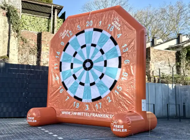 Individuelles aufblasbares Fußball-Darts-Modul – 4 m hoch – Freie Wähler Mittelfranken 4 Meter hohes aufblasbares Fußball-Darts-Modul für Freie Wähler Mittelfranken – beidseitig bespielbares Eventmodul mit individuellem Branding