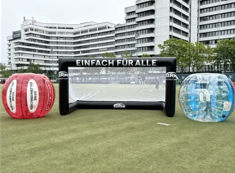 Aufblasbares Fußballtor und Kinder-Bumperbälle für Bubble Soccer Aufblasbares Fußballtor mit Kinder-Bumperbällen für Bubble Soccer von Union Berlin und Kermi Wärmepumpen