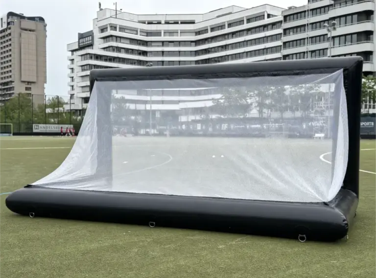 Rückseite des aufblasbaren Fußballtors für Union Berlin & Kermi Wärmepumpen Rückseite vom aufblasbaren Fußballtor für Union Berlin und Kermi Wärmepumpe