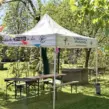 Event-Pavillon mit Sitzbereich, Bierzeltgarnitur und Sonnenschutz für Kindergeburtstage und Bumperball-Events am Seaside Beach Baldeneysee in Essen.