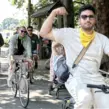 Teilnehmer einer Sommerfest-Fahrradrallye starten nach einem Zwischenstopp im Biergarten in Kaiserswerth wieder mit ihren Fahrrädern und setzen die Tour durch Düsseldorf fort