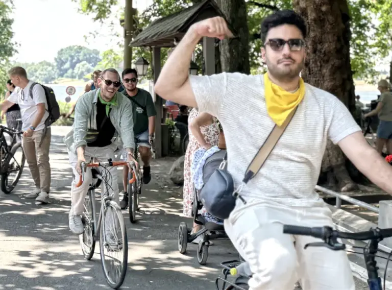 Zwischenstopp im Biergarten Kaiserswerth während der Fahrradrallye in Düsseldorf Teilnehmer einer Sommerfest-Fahrradrallye starten nach einem Zwischenstopp im Biergarten in Kaiserswerth wieder mit ihren Fahrrädern und setzen die Tour durch Düsseldorf fort