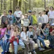 Kinder bei einer Ferienbetreuung in Essen während der Osterferien als Gruppenfoto im Außenbereich der DJH Jugendherberge Essen-Werden.