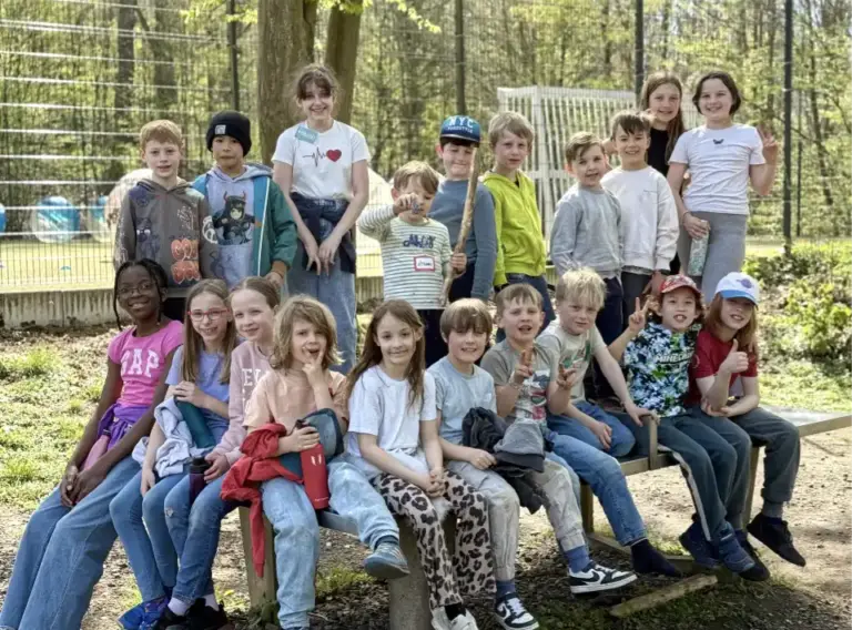Ferienbetreuung Essen Osterferien – Gruppenfoto Kinder in der DJH Jugendherberge Essen-Werden Kinder bei einer Ferienbetreuung in Essen während der Osterferien als Gruppenfoto im Außenbereich der DJH Jugendherberge Essen-Werden.