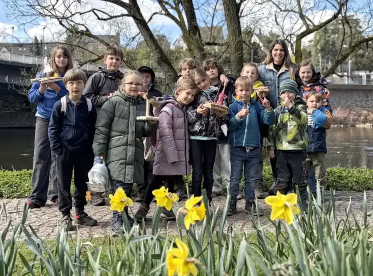 Osterferien Betreuung Essen – Kinder lassen selbstgebaute Boote auf der Ruhr fahren Kinder bei der Osterferien Betreuung Essen zeigen selbstgebaute Boote am Ufer der Ruhr.