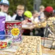 Kinder bei einer Ferienbetreuung in Essen während der Osterferien spielen Bingo in der DJH Jugendherberge Essen-Werden.
