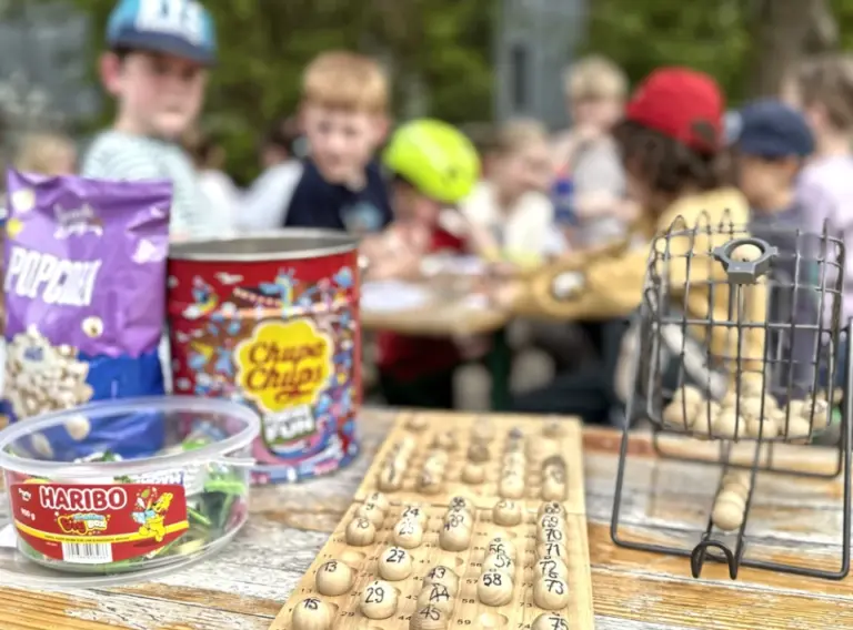 Ferienbetreuung Essen Osterferien – Kinder spielen Bingo in Essen-Werden (DJH Jugendherberge) Kinder bei einer Ferienbetreuung in Essen während der Osterferien spielen Bingo in der DJH Jugendherberge Essen-Werden.