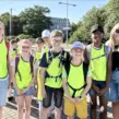 Kinder und Betreuerin der Ferienfreizeit Sommerferien in Essen am Bahnhof auf dem Weg zum Tagesausflug in den Freizeitpark Schloss Beck