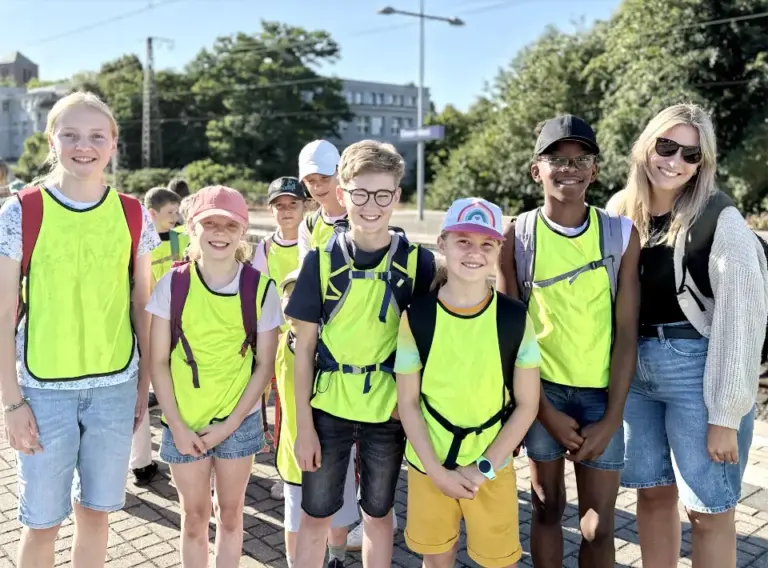 Ferienfreizeit Sommerferien in Essen – Tagesausflug zum Freizeitpark Schloss Beck Kinder und Betreuerin der Ferienfreizeit Sommerferien in Essen am Bahnhof auf dem Weg zum Tagesausflug in den Freizeitpark Schloss Beck