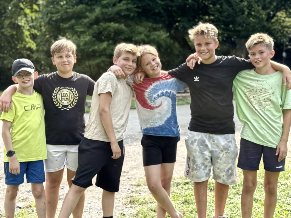 Kinder bei der Ferienfreizeit Sommerferien für Kinder in Essen Werden auf dem Gelände der Jugendherberge