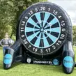 Aufblasbares Fußball-Darts-Modul mit 3,50 m Höhe, schwarz-türkiser Klett-Dartscheibe und individuellem REMBE-Logo auf den Standfüßen