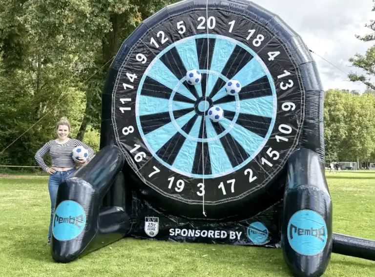 Fußball Darts kaufen – 3,50 m Modul mit REMBE-Branding Aufblasbares Fußball-Darts-Modul mit 3,50 m Höhe, schwarz-türkiser Klett-Dartscheibe und individuellem REMBE-Logo auf den Standfüßen