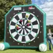 Eckiges, 4 Meter hohes, pneumatisches Fußball-Darts-Modul des SV Evenkamp mit abnehmbarer Klett-Dartswand in Schwarz, Weiß und Grün
