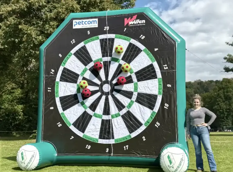 Pneumatisches Fußball-Darts 4,0 m – SV Evenkamp mit abnehmbarer Klettwand Eckiges, 4 Meter hohes, pneumatisches Fußball-Darts-Modul des SV Evenkamp mit abnehmbarer Klett-Dartswand in Schwarz, Weiß und Grün