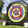 Vorderseite eines 4 Meter hohen, luftverschlossenen Fußball-Darts Moduls mit individueller Klettwand im Scheibendesign. Doppelseitig bespielbares Eventmodul für den Stadtjugendring Amberg