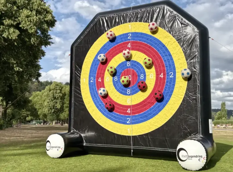 Fußball-Darts Klettwand 4 m – doppelseitig, pneumatisch & individuell gefertigt Vorderseite eines 4 Meter hohen, luftverschlossenen Fußball-Darts Moduls mit individueller Klettwand im Scheibendesign. Doppelseitig bespielbares Eventmodul für den Stadtjugendring Amberg