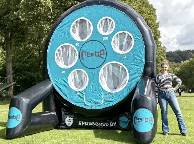 Fußball-Darts mit Lochwand – 3,50 m Sonderanfertigung für REMBE Individuelle Fußball-Lochwand als Rückseite eines 3,50 m großen, aufblasbaren Fußball-Darts-Moduls für REMBE mit sechs Ziellöchern und Kundenlogo