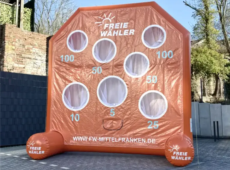Aufblasbares Fußball-Darts-Modul mit Lochwand – Rückseite mit zweiter Spielfläche – Freie Wähler Mittelfranken Rückseite eines aufblasbaren Fußball-Darts-Moduls mit Lochwand und Zielöffnungen – individuell gebrandet für Freie Wähler Mittelfranken