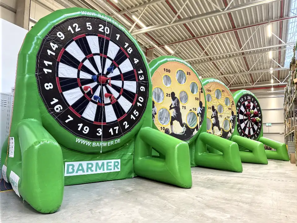 Doppelseitiges Fußball-Darts Modul mit Klett-Dartboard und Torwand-Rückseite im Branding der Barmer Versicherung.