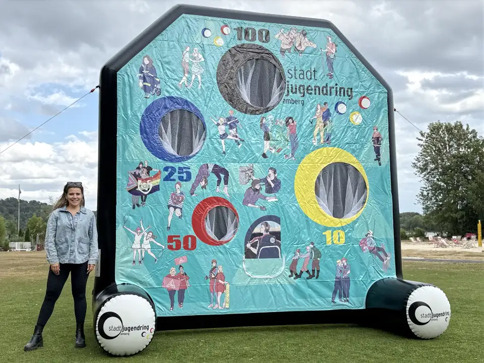 Individuell gestaltetes Fußball-Darts Modul mit 4 Metern Höhe, pneumatisch und luftverschlossen, gefertigt für den Stadtjugendring Amberg mit personalisierter Lochwand