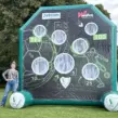 Individuell gefertigte, 4 m hohe pneumatische Fußball-Darts-Torwand für den SV Evenkamp mit abnehmbarer Klettfläche und Vereinslogo