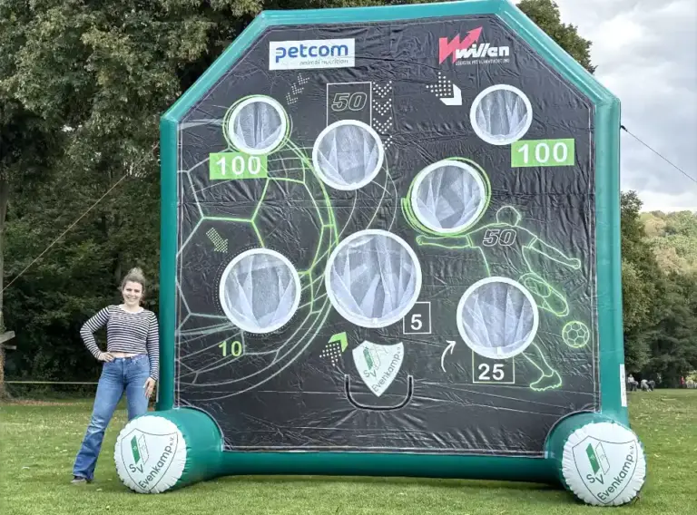 Fußball-Darts-Torwand kaufen – 4 m, pneumatisch, SV Evenkamp Individuell gefertigte, 4 m hohe pneumatische Fußball-Darts-Torwand für den SV Evenkamp mit abnehmbarer Klettfläche und Vereinslogo