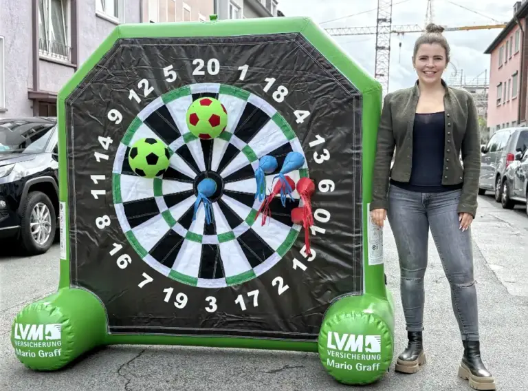 Fußballdart kaufen – luftverschlossenes 1,80-m-Modul individuell für LVM Individuell gefertigtes, luftverschlossenes Fußballdart für die LVM Versicherung, 1,80 m hoch und doppelseitig bespielbar