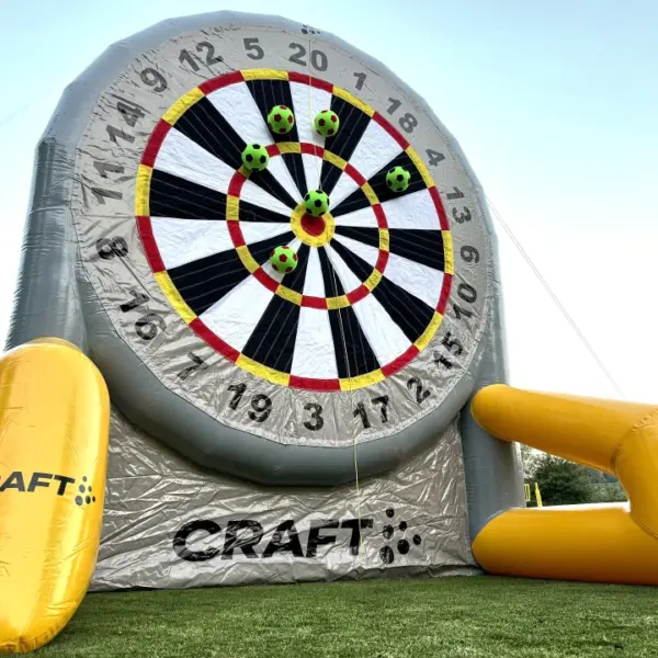 Rundes Fußballdart Modul von CRAFT als großes aufblasbares XXL-Dartboard für Events mit Klettbällen