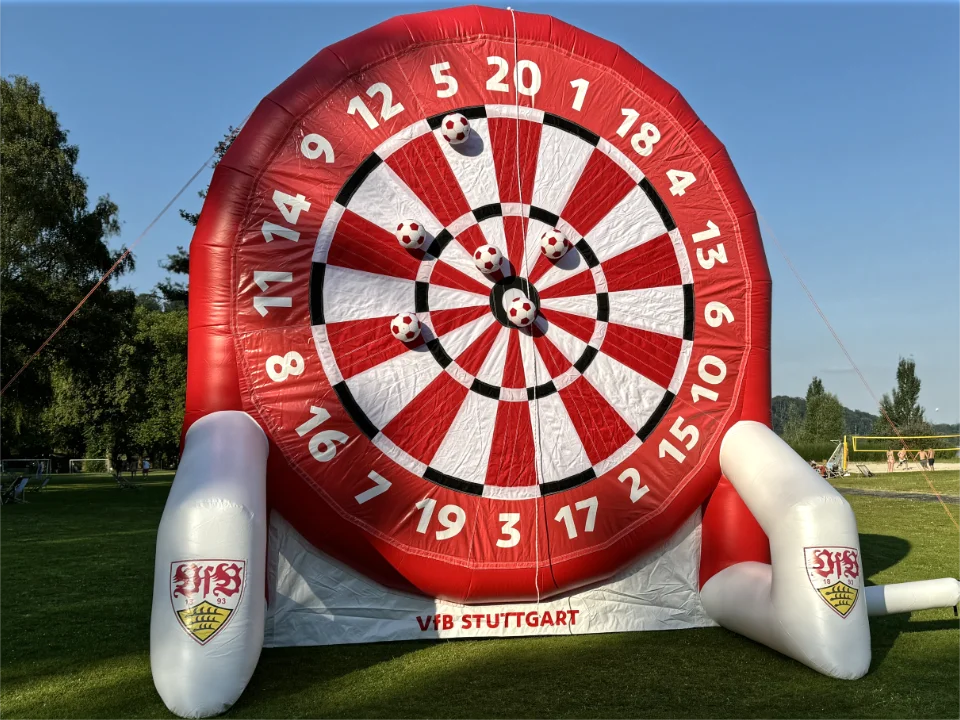 Rundes aufblasbares Fußballdart Modul bei Eventeinsatz mit Klettbällen – individuell gestaltbar