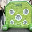 Rückseite eines individuellen Fußballdarts mit Fußball-Torwand und fünf Schusslöchern im LVM-Design