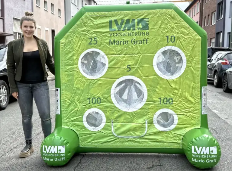 Fußballdart mit Torwand – individuelle doppelseitige Sonderanfertigung für LVM Rückseite eines individuellen Fußballdarts mit Fußball-Torwand und fünf Schusslöchern im LVM-Design