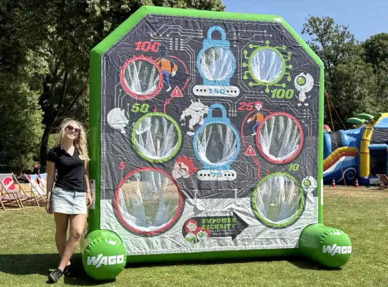 Fußballdarts eckig kaufen – 3 m luftverschlossen mit individueller Lochwand für WAGO Individuell bedrucktes 3 Meter Fußballdarts-Modul in eckiger Bauform, luftverschlossen, mit individueller Lochwand für die WAGO Gruppe GmbH & Co. KG aus Minden – produziert von Deine Erlebnismacher