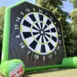 Pneumatische 4 Meter FußballDarts Klettwand in Vereinsfarben für den TSV Schöppenstedt