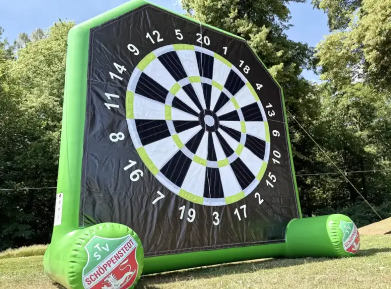 4 m FußballDarts Klettwand – Individuelle Sonderanfertigung für den TSV Schöppenstedt Pneumatische 4 Meter FußballDarts Klettwand in Vereinsfarben für den TSV Schöppenstedt