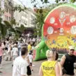 FußballDarts Verleih von Deine Erlebnismacher beim Sommerfest auf der Rüttenscheider Straße in Essen – aufblasbare Fußball-Dartscheibe als Eventmodul für Firmenfeiern und Stadtfeste.