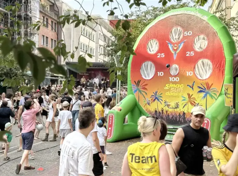 FußballDarts Verleih beim Sommerfest auf der Rüttenscheider Straße in Essen FußballDarts Verleih von Deine Erlebnismacher beim Sommerfest auf der Rüttenscheider Straße in Essen – aufblasbare Fußball-Dartscheibe als Eventmodul für Firmenfeiern und Stadtfeste.