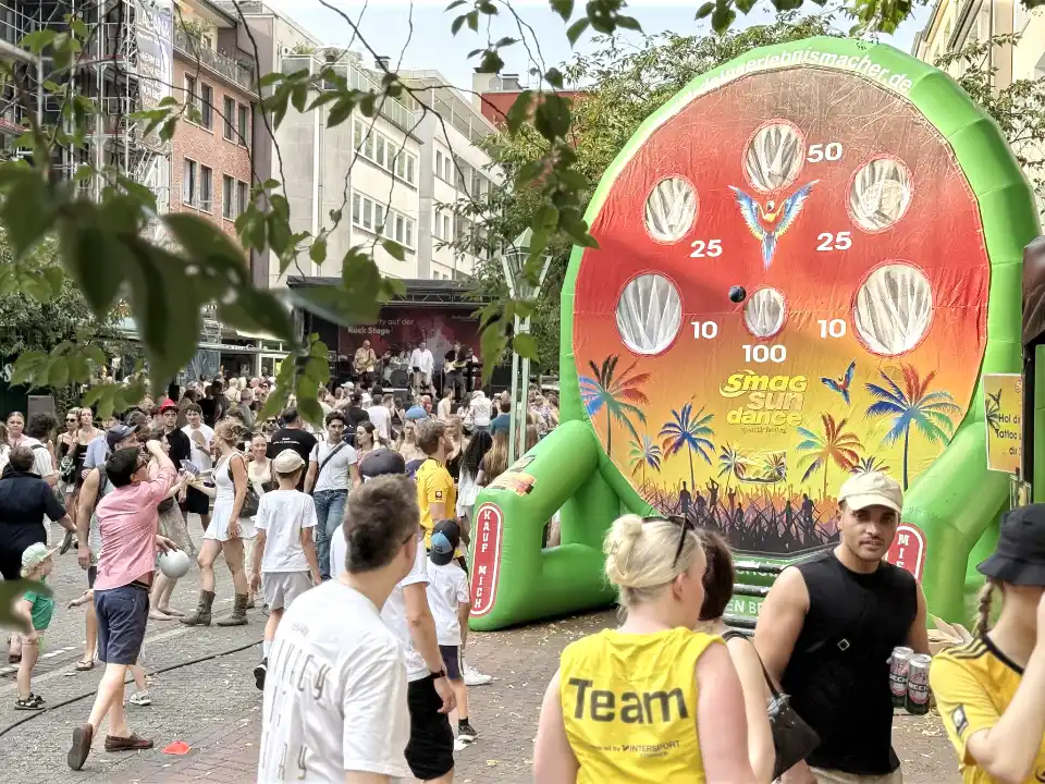 FußballDarts Verleih von Deine Erlebnismacher beim Sommerfest auf der Rüttenscheider Straße in Essen – aufblasbare Fußball-Dartscheibe als Eventmodul für Firmenfeiern und Stadtfeste.