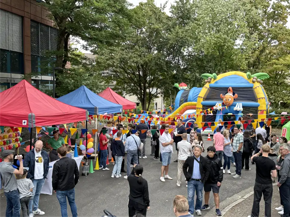 Jahrmarkt Sommerfest als Teambuilding Event mit Kirmesklassikern wie Dosenwerfen, Entenangeln, Rodeoreiten und Hüpfburg