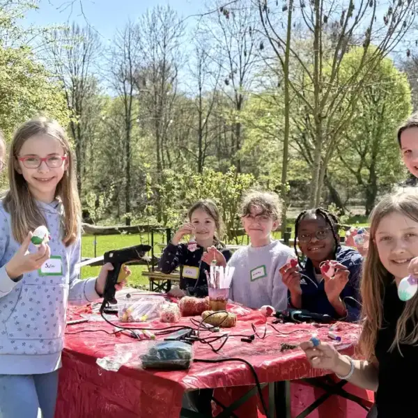 Osterferienbetreuung in Essen – Kinder basteln und gestalten Ostereier Kinder basteln und dekorieren Ostereier bei der Osterferienbetreuung in Essen im Freien.