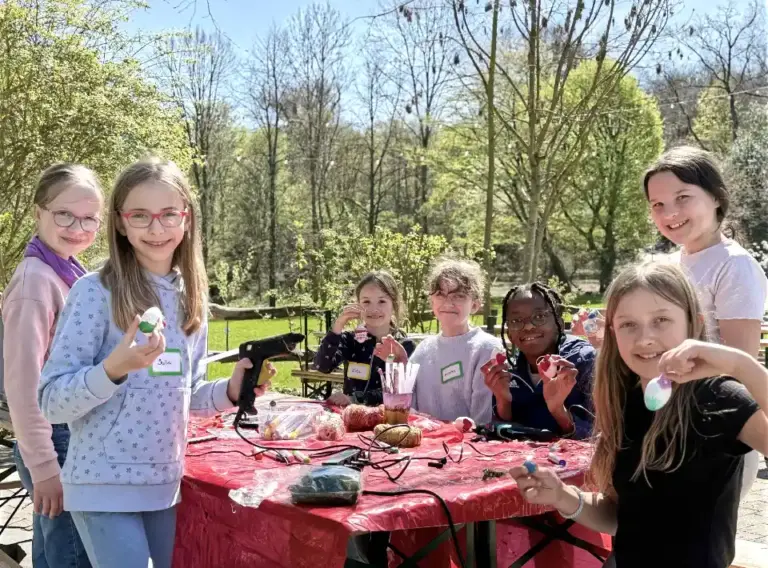 Osterferienbetreuung in Essen – Kinder basteln und gestalten Ostereier Kinder basteln und dekorieren Ostereier bei der Osterferienbetreuung in Essen im Freien.