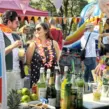 Mobile Cocktailbar mit frisch gemixten Cocktails auf einem Sommerfest