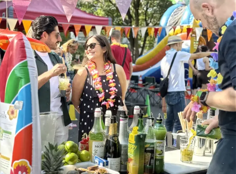Mobile Cocktailbar für Sommerfest & Firmenfeier Mobile Cocktailbar mit frisch gemixten Cocktails auf einem Sommerfest